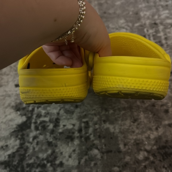Yellow crocs size men’s 7/ women’s 9 - Picture 4 of 7